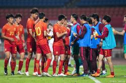 -关于中国球员踢球成风，表现突出得到好评的信息