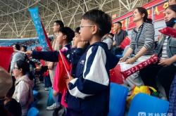 开云平台-关于足球比赛犹如热锅沸腾，球迷热情高涨的信息