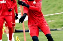 开云体育app-包含阿森纳前锋速度飞快轻松突破对手的词条