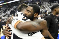 开云体育在线-关于猛龙险胜勇士B队，欧文一己之力扛起全队的信息