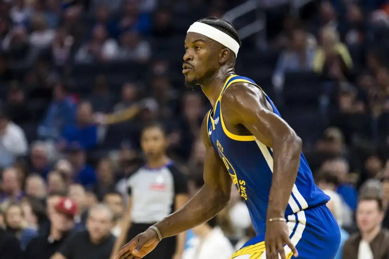 包含NBA球队备战全新战术，球员尽显拼搏精神的词条