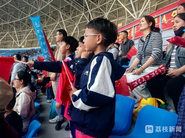 关于足球比赛犹如热锅沸腾，球迷热情高涨的信息