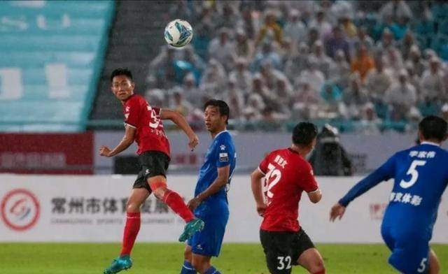 关于足球比赛犹如热锅沸腾，球迷热情高涨的信息