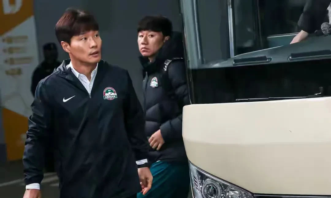 关于回到主场，国安战胜建业，队长郑智发挥出色的信息
