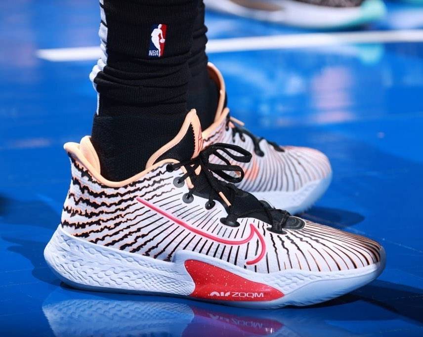 上海队完胜广州队,杜兰特高光表现 上海队完胜广州队,杜兰特高光表现