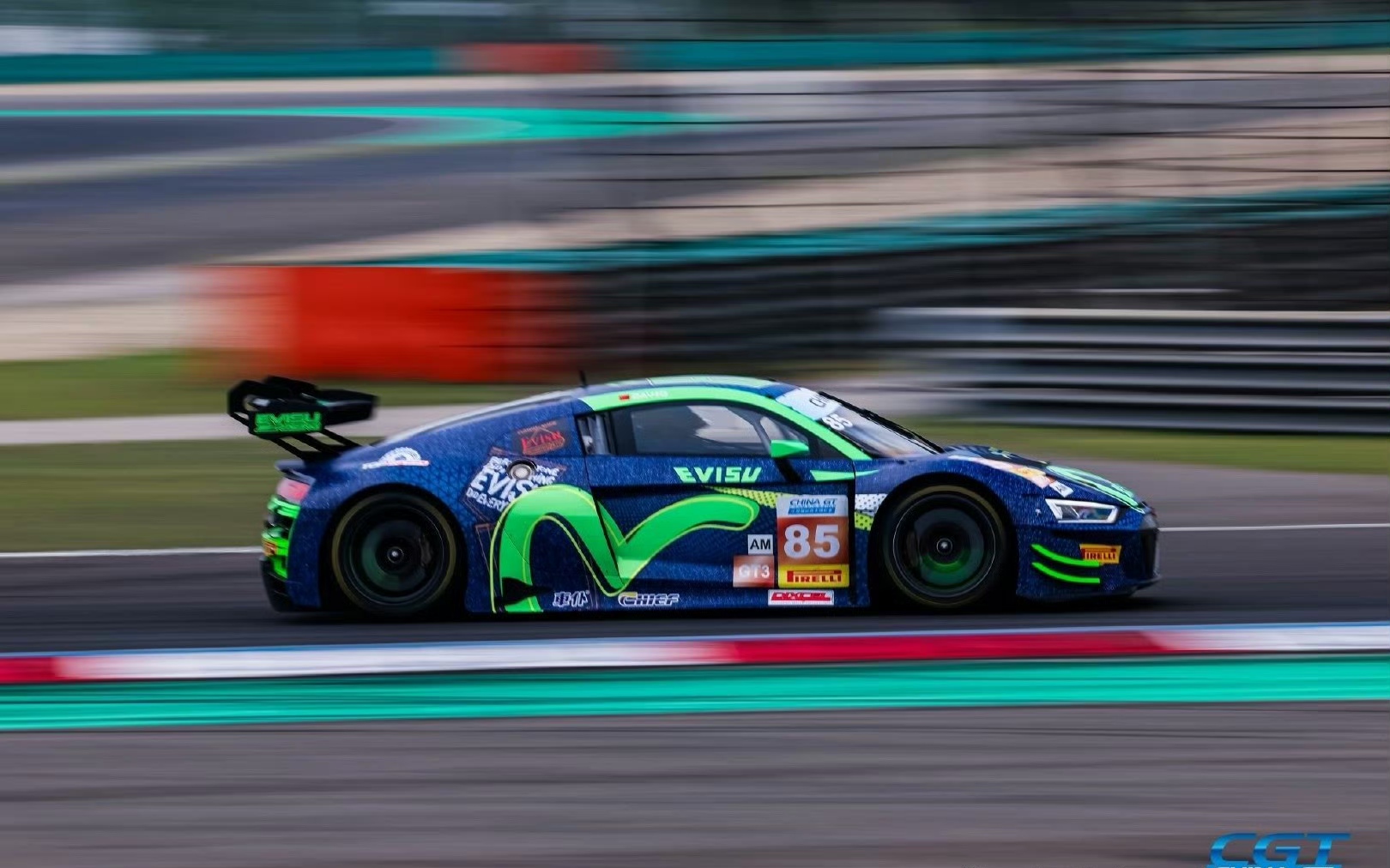 雷诺车队鏖战阿斯顿马丁，拉塞尔高光表现